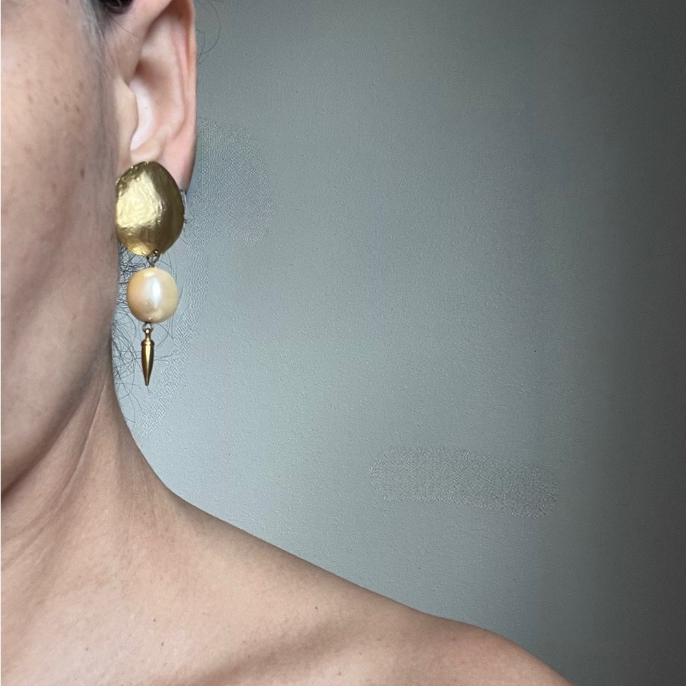 Vintage Gold-Tone natural Pearl Drop Earrings with Textured Discs - Picture 3 of 3